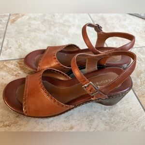 Naturalizer Leather Brown Strap Sandal Classic minimalist Chic Size 6M